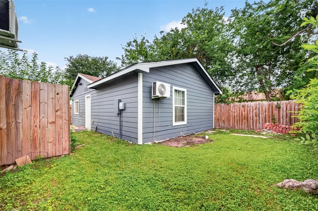 Photo - 6715 Victoria St