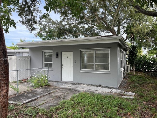 Building Photo - 325 SW 14th Ct Unit C