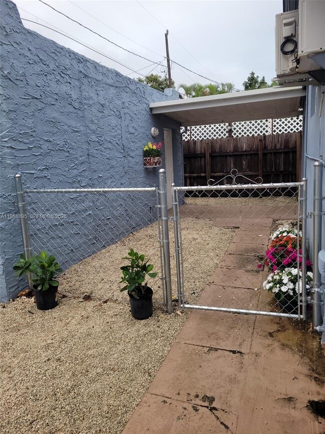 Photo - 2295 SW 25th St Unidad 2