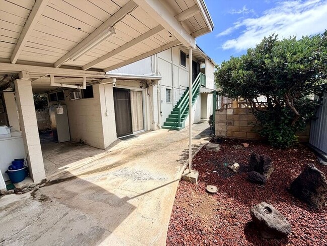 Building Photo - 1347 Palolo Ave Unit Downstairs 2Bedroom