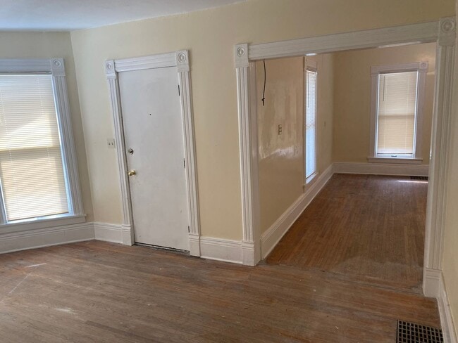 2 Bedroom Bungalow Near Downtown - 2 Bedroom Bungalow Near Downtown House