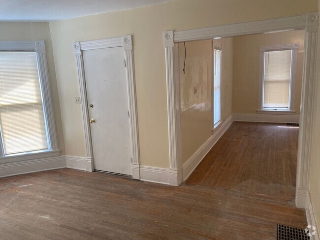 Building Photo - 2 Bedroom Bungalow Near Downtown Rental