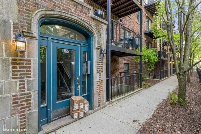 Building Photo - 627 W Arlington Pl Unit 1S Rental