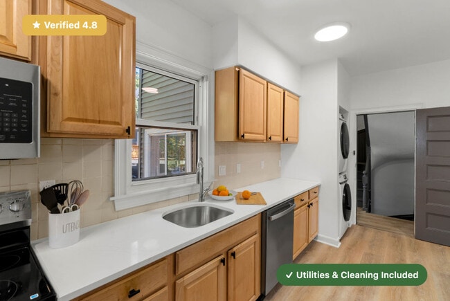 Photo - RoostUp Furnished Private Bedroom in Jamai...