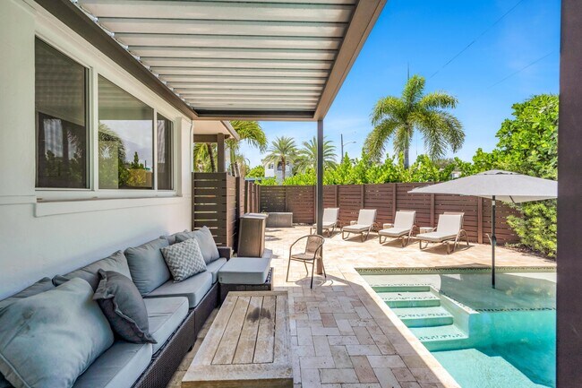 Photo - 748 NE 17th Way