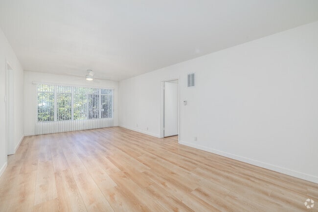 1BR, 1BA - 750SF - Living Room