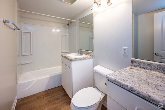 2BR, 1BA - 940SF - Bathroom