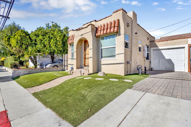 front of house w/ turf front lawn - 319 W Chevy Chase Dr Casa