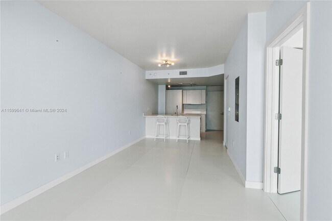 Photo - 501 NE 31st St Unidad 3405