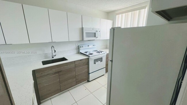 Photo - 8429 Forest Hills Dr Unit 305