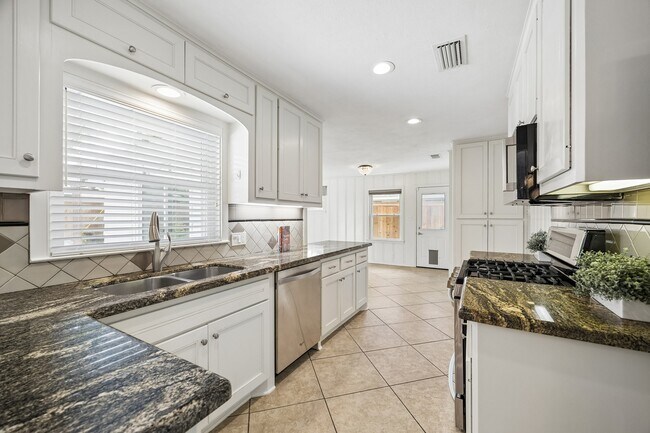 Photo - 2202 Lazybrook Dr