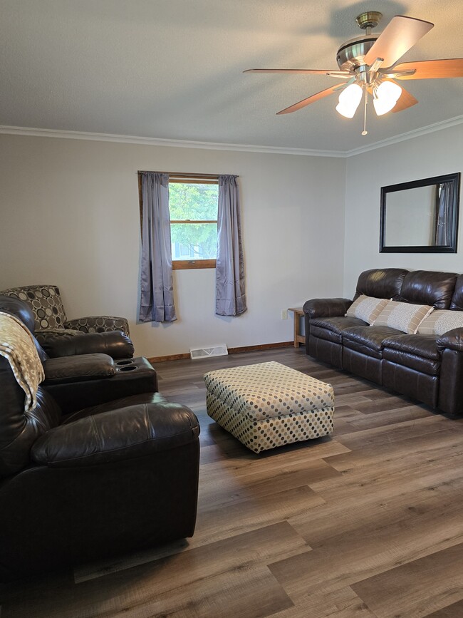 Photo - 220 8th St NE