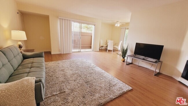 Building Photo - 818 7th St Unit 1 Rental