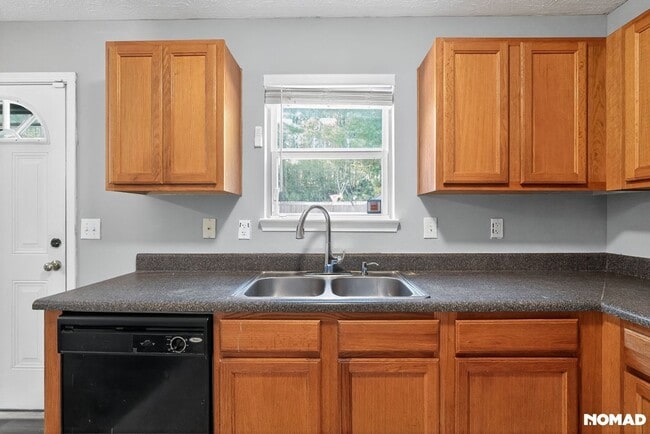 Photo - 9465 Lakeview Rd