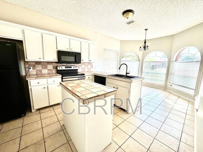 Photo - 402 Juneau Ave