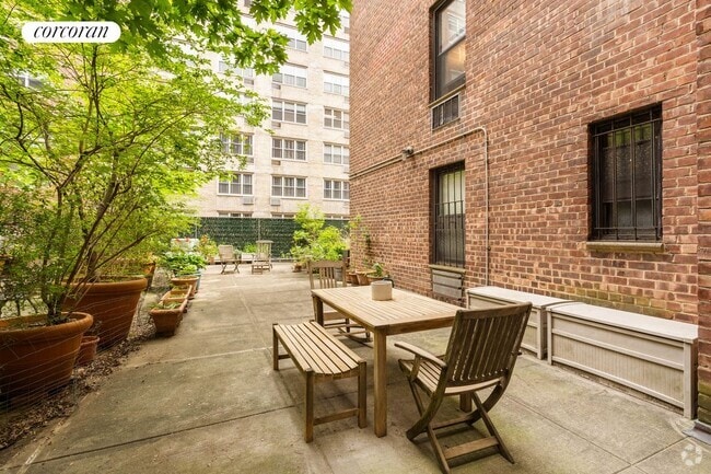 Building Photo - 211 E 18th St Rental