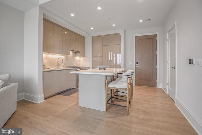 Photo - 7887 Jones Branch Dr Unidad 803