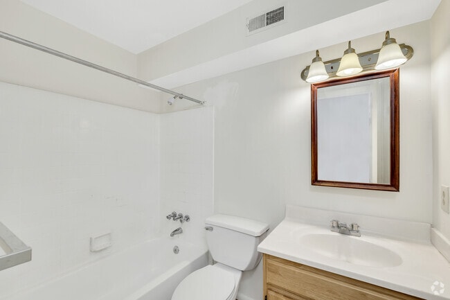 2BR, 2BA - 960SF - Bathroom