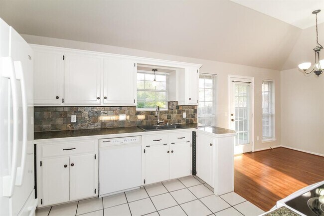 Photo - 2809 Victoria Dr