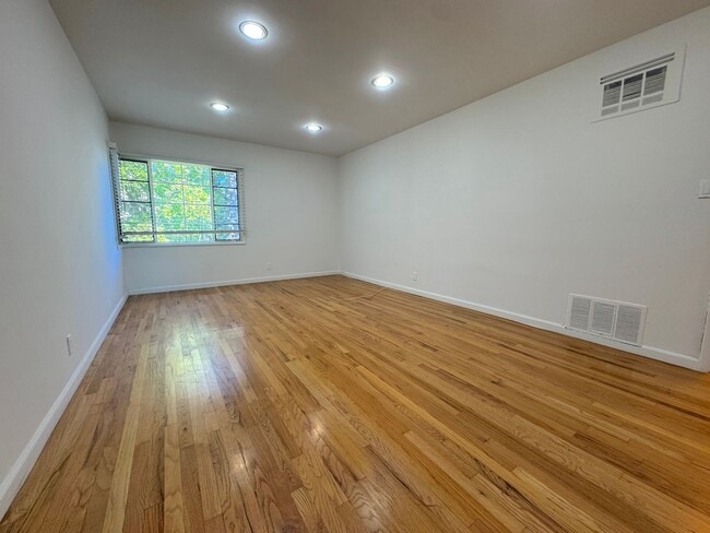 Photo - Top Floor Hollywood 1Bed/1Bath Walking Dis... Unit 1911.25