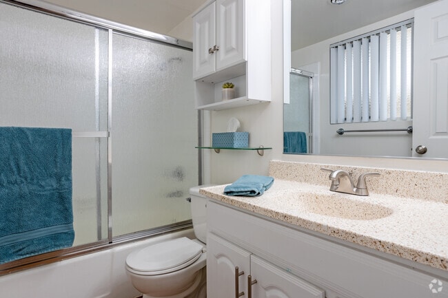 2BR, 1BA - 735 SF