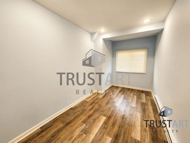 Photo - 1933 Colonial St