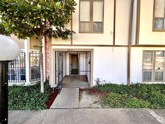 Building Photo - 10639 Sandpiper Dr Unit 141 Rental