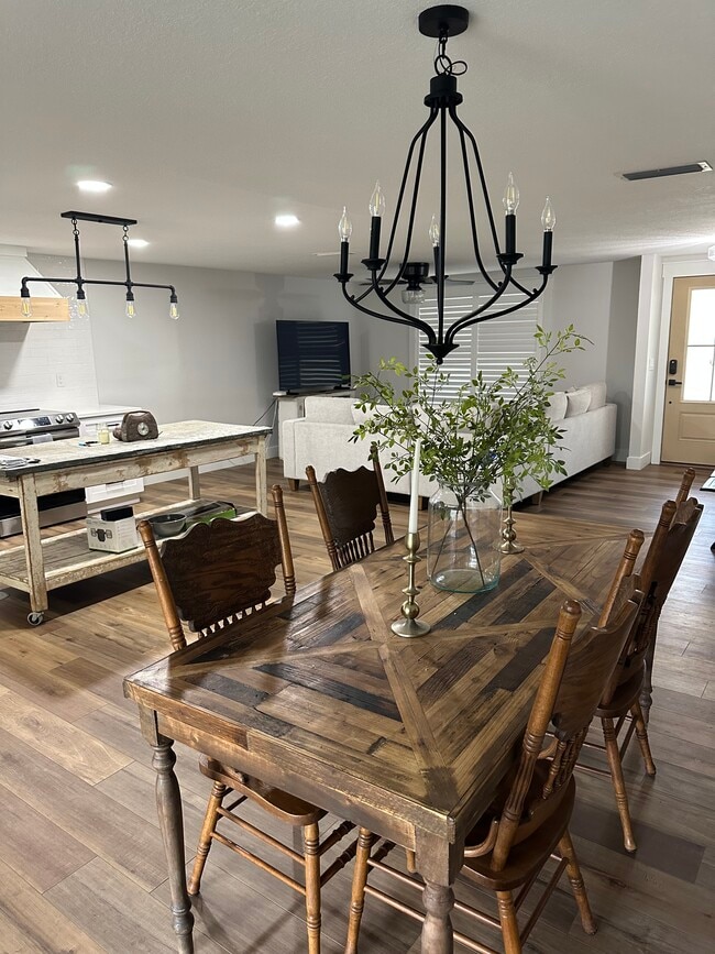 Photo - 508 Hillpine Way