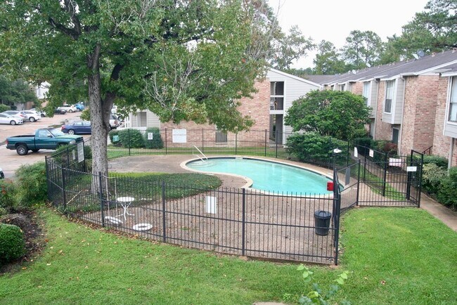 Photo - 17401 Red Oak Dr Unidad 102