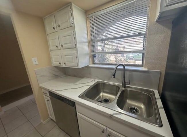 Photo - 5921 Arncliffe Dr Unit 5921