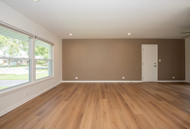 Photo - 1021 Lonsdale Rd