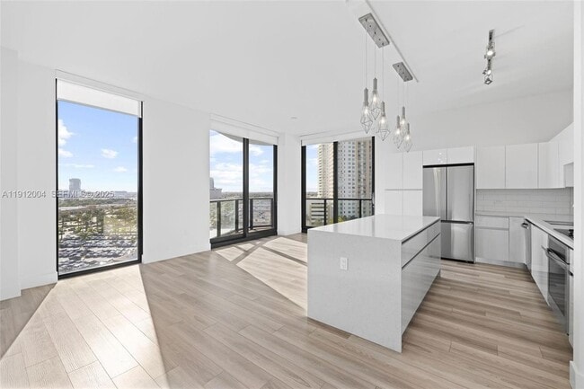 Photo - 101 Diplomat Pkwy Unidad 911