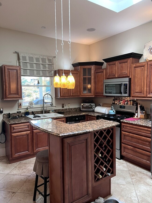 Photo - 695 Rosalia St SE
