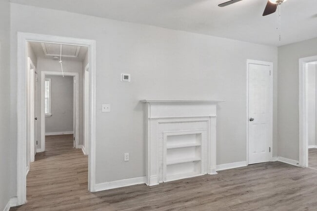 Photo - Large 3BR/2BA Near Downtown House For Rent