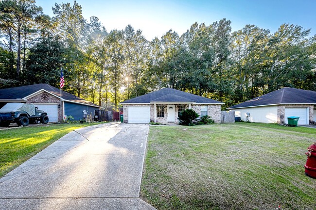 Adorable Home with fenced in backyard! - Adorable Home with fenced in backyard!