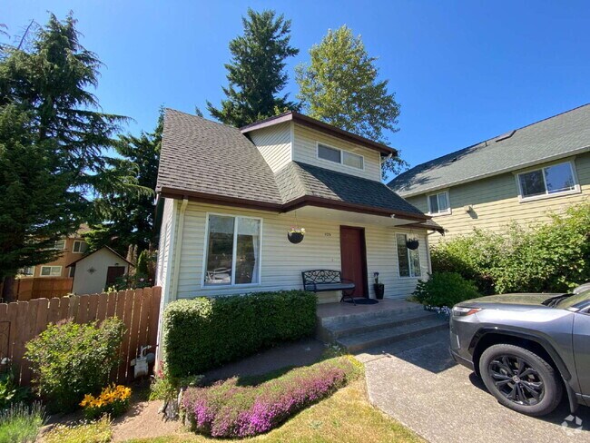 Building Photo - Quiet 3-Bed, 1.5-Bath Home with Large Encl...