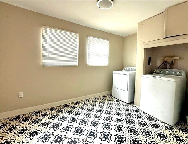 Photo - 1449 Lynford Dr SW