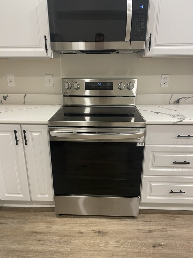 Oven / Range - 2115 Harrison Ave Unit #1