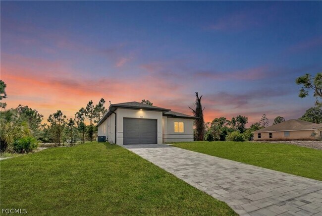 Building Photo - 724 Lamar St E