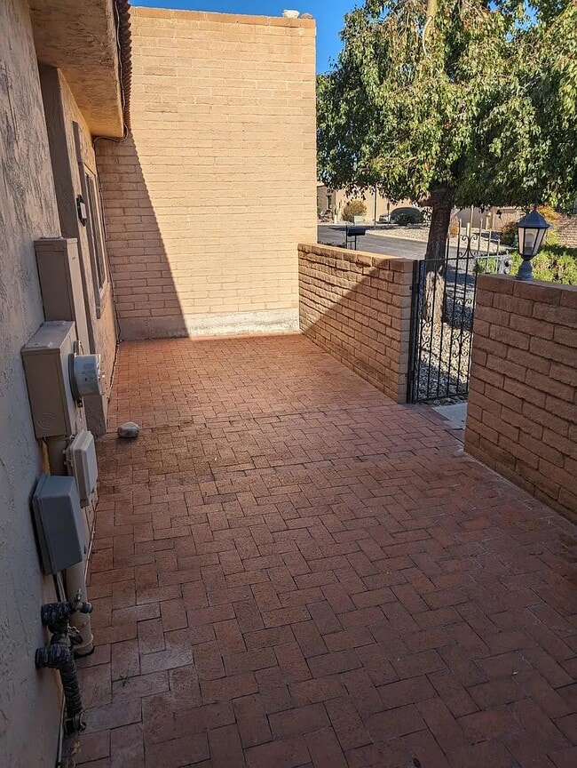 Front Courtyard - 8351 E Hazeltine Ln