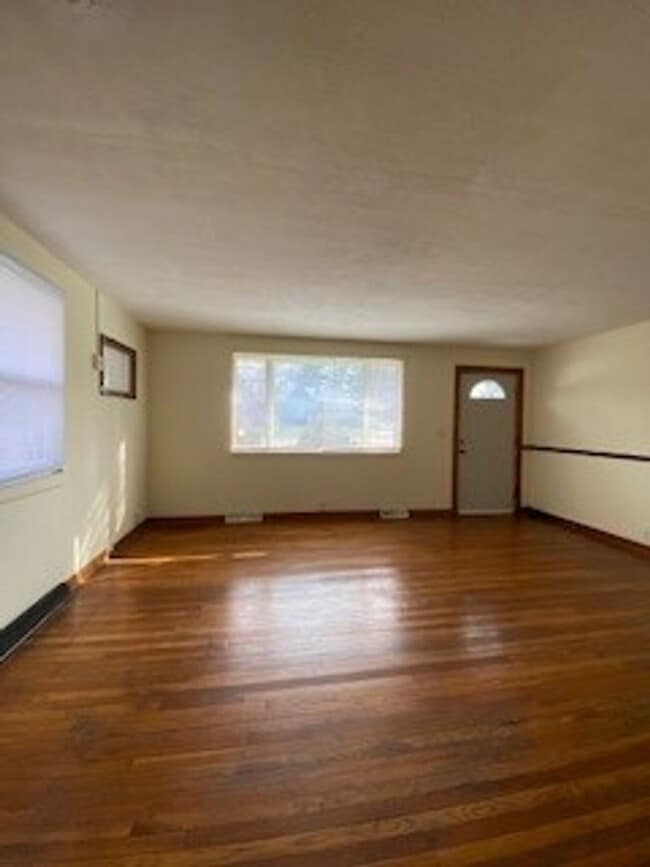 Building Photo - 2 Bedroom Home in South Bend!