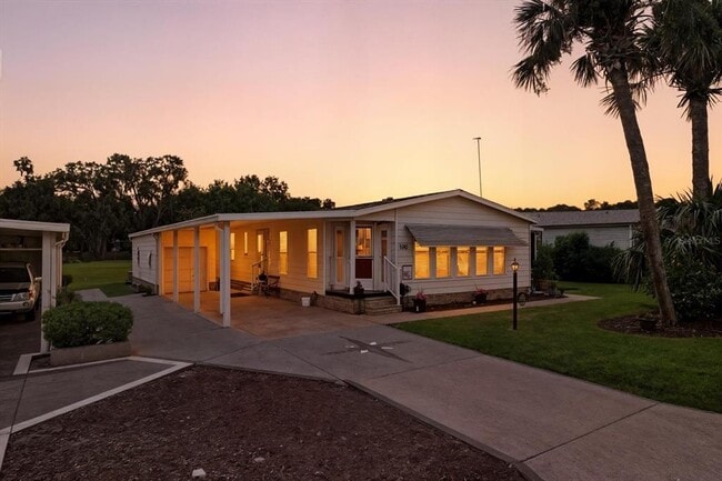 Photo - 720 Orchid St
