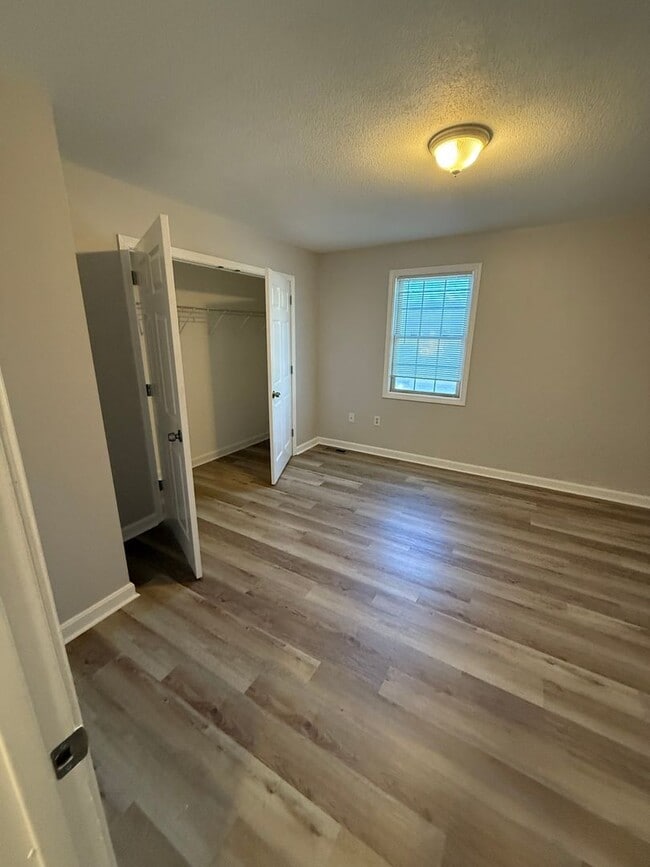 Building Photo - Beautiful three bedroom homes! Unit B