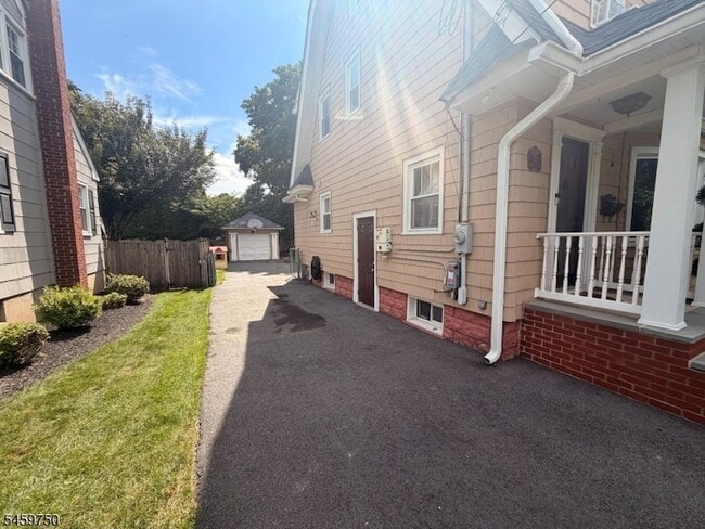 33 Poplar Ave