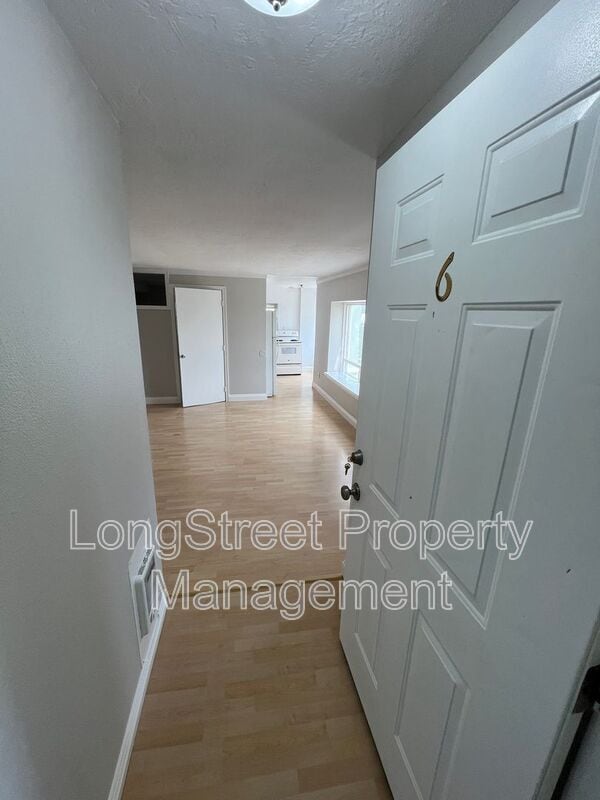 Photo - 772 SW Broadway Dr