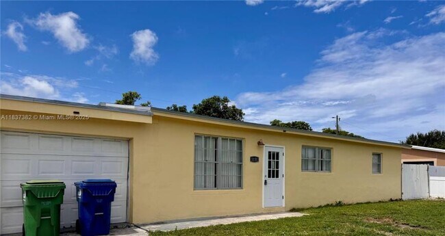 Building Photo - 3 bedroom in North Miami FL 33179 Rental