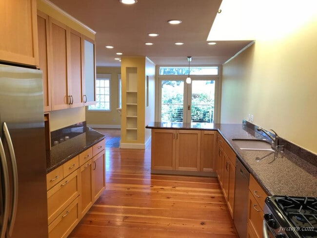 Photo - 631 Diamond St