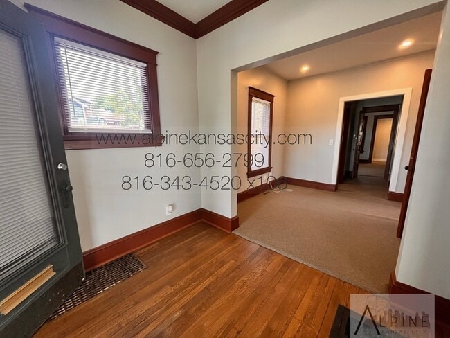 Cute HOUSE in Gillham Plaza, Gated Off Street Parking!