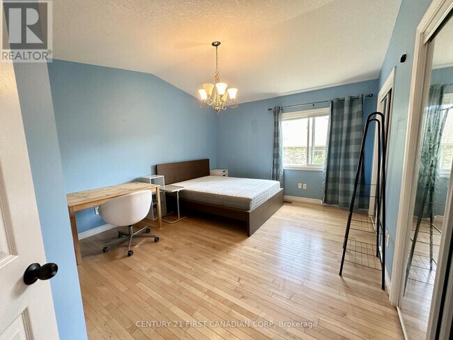 Photo - 943 Whetherfield St