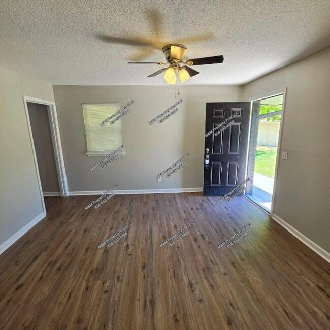 Photo - 408 NE Westwind Dr